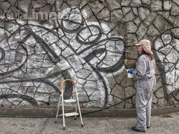 Borrando graffitis, alerta graffiti