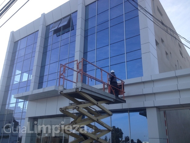 Limpieza de vidrios y estructuras en edificio 